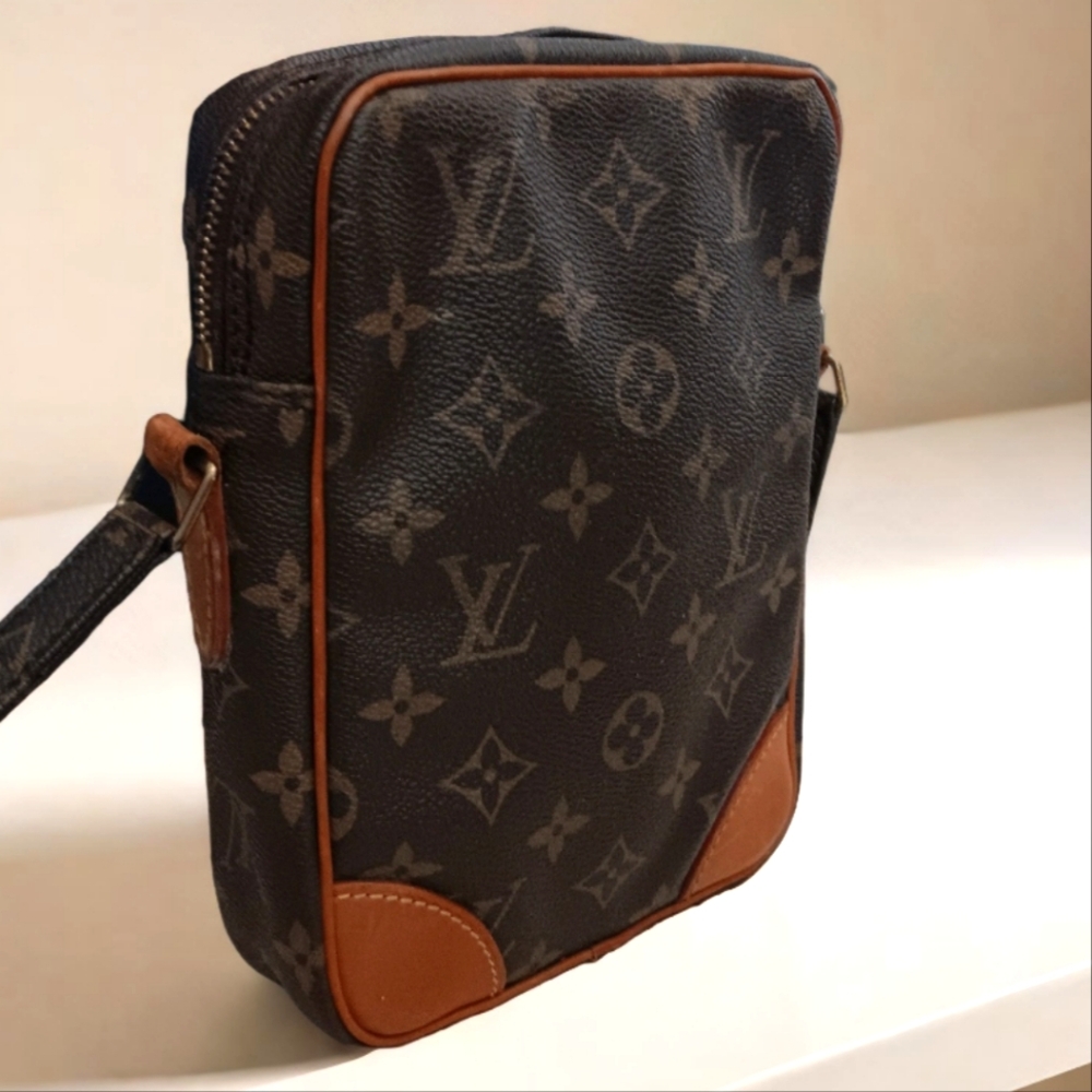 Louis Vuitton ✨️Danube PM Monogram Crossbody Bag UNISEX - Picture 8 of 17